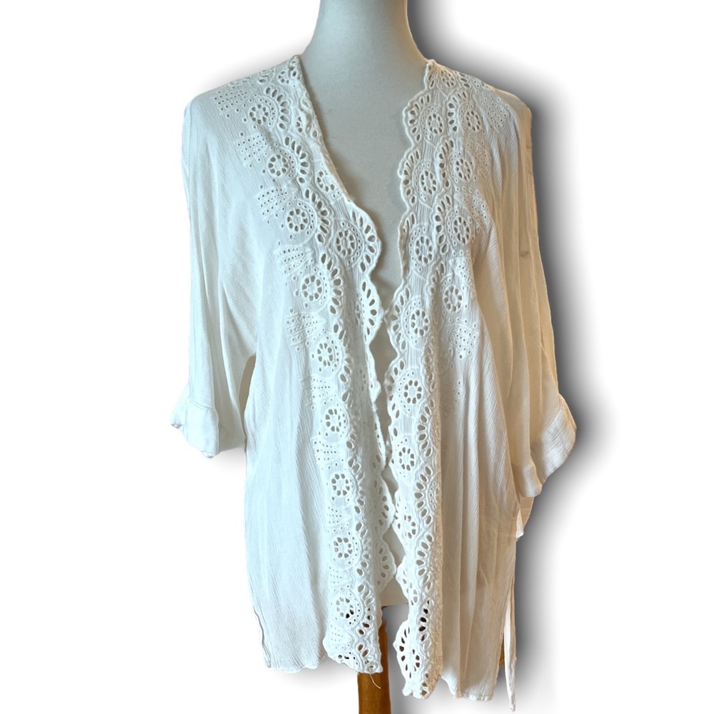 Embroidered edges open White  EUC Gibson & Latimer EUC top SZ L